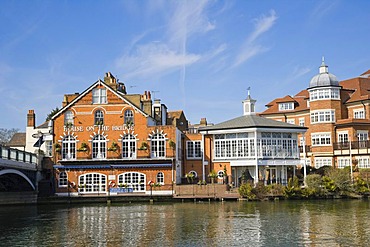 Windsor Bridge, House on the Bridge Restaurant and King Stable Street properties by the river Thames in Eton viewed from Windsor, Berkshire, England, United Kingdom, Europe