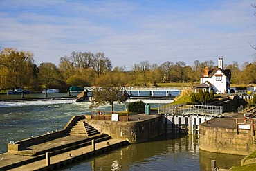 Goring Lock and Weir on the River Thames at the Goring Gap in the Chiltern Hills, Goring On Thames, Oxfordshire, England, United Kingdom, Europe