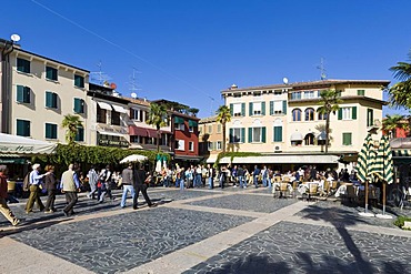 Tourists at a restaurant on the promenade in Sirmione, Lake Garda, Lago di Garda, Lombardy, Italy, Europe