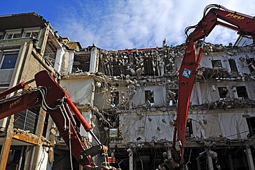 Demolition of an office building with demolition excavators, downtown Karlsruhe, Baden-Wuerttemberg, Germany, Europe