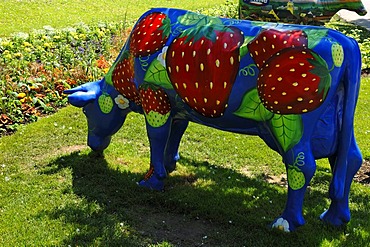 Art cow, Strawberry, advertising from the company Danone at the State Garden Show 2010, Schonfeld Strasse 17, Rosenheim, Upper Bavaria, Bavaria, Germany, Europe