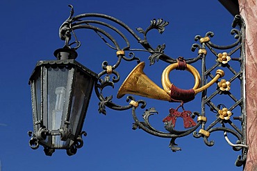 Golden horn as a hanging sign at the Gasthof Post inn, built in 1697, Kruen, Upper Bavaria, Bavaria, Germany, Europe