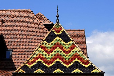 Colourful pitched roof of a bay window, Hotel La Table de Mittelwihr, 19 Route Vin, Mittelwihr, Alsace, France, Europe