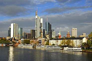 Skyline of the old town and the banking district, boats on the Main river at the Mainkai quay, Frankfurt am Main, Hesse, Germany, Europe