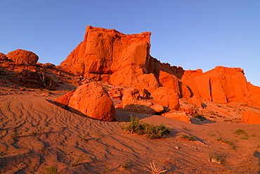 Last evening light on the Flaming Cliffs, Gobi Desert, Bayanzag, Gurvan Saikhan National Park, Oemnoegov Aimak, Mongolia, Asia