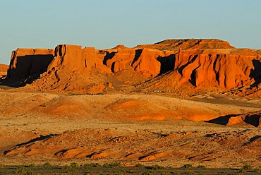 Last evening light on the Flaming Cliffs, Gobi Desert, Bayanzag, Gurvan Saikhan National Park, Oemnoegov Aimak, Mongolia, Asia