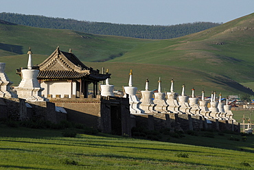 Stupa and gatehouse of the outer wall of Erdene Zuu Khiid Monastery, Karakorum, Kharkhorin, Oevoerkhangai Aimak, Mongolia, Asia