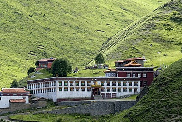 Tibetan monastery in the Tagong grasslands, Lhagang Gompa, Tagong, Sichuan, China, Asia