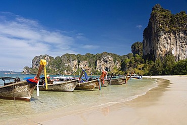 Long tail boats on the sandy beach, limestone cliffs, Rai Leh West Beach, West Railay Beach, Krabi, Thailand, Asia