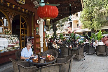 Restaurant on Sisowath Quay, Phnom Penh, Cambodia, Indochina, Southeast Asia