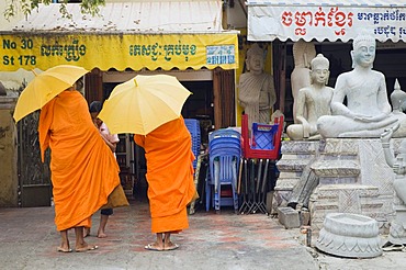 Monks begging, Buddha figures, Phnom Penh, Cambodia, Indochina, Southeast Asia