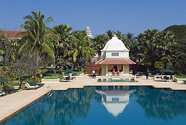 Swimming pool, Colonial Hotel, Grand Hotel de Angkor, Siem Reap, Cambodia, Indochina, Southeast Asia, Asia