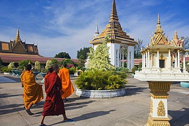 Buddhist monks in the Royal Palace, Phnom Penh, Cambodia, Indochina, Southeast Asia, Asia