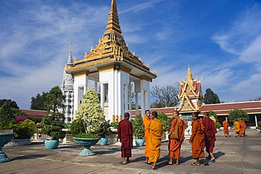 Buddhist monks in the Royal Palace, Phnom Penh, Cambodia, Indochina, Southeast Asia, Asia