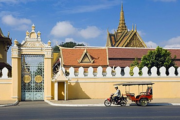 Tuk Tuk taxi waiting outside the Royal Palace, Phnom Penh, Cambodia, Indochina, Southeast Asia, Asia