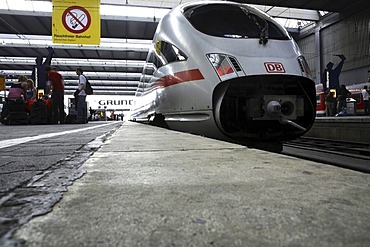 ICE train, Hauptbahnhof main station, rush hour, Munich, Upper Bavaria, Germany, Europe