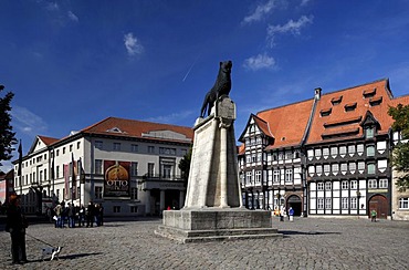 Burgplatz castle square with Braunschweiger Loewe lion monument, Brunswick state museum in the Vieweg-Haus building, chamber of trade in the Von Veltheimsches Haus building, guild house in the Huneborstelsches Haus building, Braunschweig, Lower Saxony, Ge