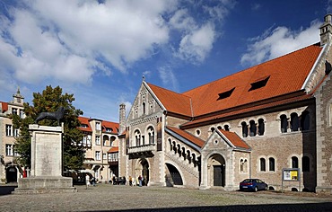 Burg Dankwarderode castle and Braunschweiger Loewe lion monument, Braunschweig, Lower Saxony, Germany, Europe