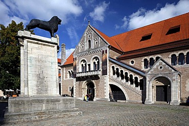 Burg Dankwarderode castle and Braunschweiger Loewe lion monument, Braunschweig, Lower Saxony, Germany, Europe
