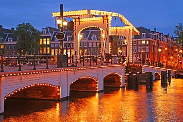 Magere Brug, Skinny Bridge, in the evening light, Amsterdam, Netherlands, Europe, Amsterdam, Niederlande