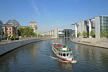 Excursion boat on the Spree River in front of the Reichstag Building, Government Area, Berlin, Germany, Europe