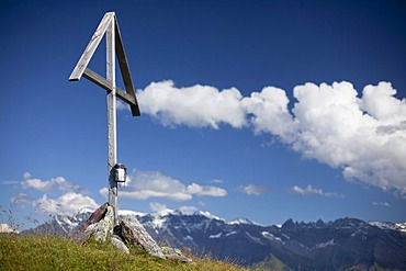 Summit cross on Vorder Hohberg Mountain in front of the Glarus Alps, Canton of Glarus, Switzerland, Europe