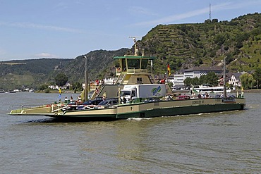 Rhine ferry Loreley VI between St Goar and St Goarshausen, St Goar, Rhineland-Palatinate, Germany, Europe