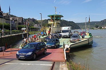 Rhine ferry Loreley VI between St Goar and St Goarshausen, St Goar, Rhineland-Palatinate, Germany, Europe