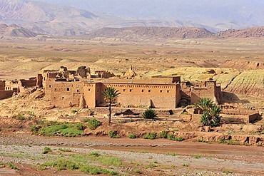 Old Kasbah, residential castle of the Berbers, mud-brick castle near Ait Benhaddou, South Morocco, Morocco, Africa