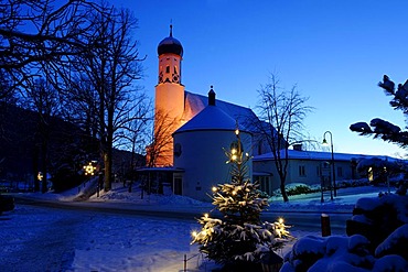 Parish church Saint Kilian with Christmas tree, Bad Heilbrunn, Upper Bavaria, Germany, Europe