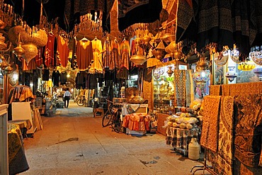 Shops in the covered bazar of Esfahan, UNESCO World Heritage Site, Esfahan, Isfahan, Iran, Persia, Asia