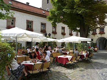 Bischofshof beer garden restaurant, historic centre of Regensburg, UNESCO World Heritage Site, Bavaria, Germany, Europe