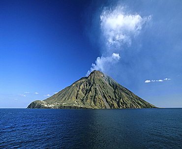 Stromboli Island, volcano, eruption, clouds of ash, Aeolian Islands, Sicily, Italy