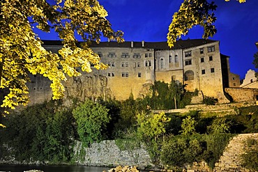 Cesky Krumlov Castle in the evening above the historic old town, UNESCO World Heritage Site, Cesky Krumlov, Czech Republic, Europe