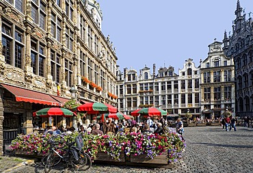 Street cafe, facades and gables of the guildhalls on the Grote Markt, Grand Place, Brussels, Belgium, Europe