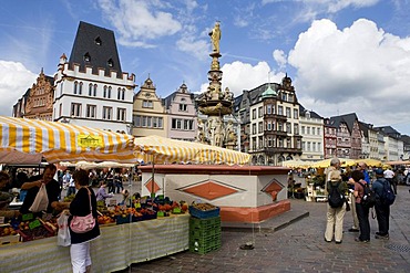 Hauptmarkt central square with Petrusbrunnen fountain, Trier, Rhineland-Palatinate, Germany, Europe