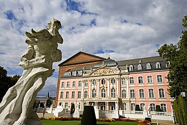 Kurfuerstliches Palais, Palace of Trier, Basilica of Constantine at the back, Trier, Rhineland-Palatinate, Germany, Europe