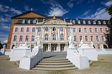 Kurfuerstliches Palais, Palace of Trier, Basilica of Constantine at the back, Trier, Rhineland-Palatinate, Germany, Europe