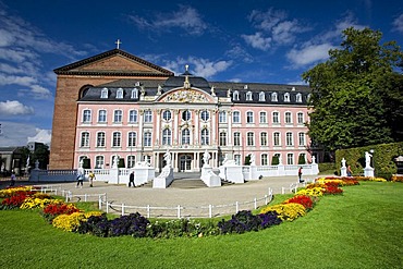 Kurfuerstliches Palais, Palace of Trier, Basilica of Constantine at the back, Trier, Rhineland-Palatinate, Germany, Europe