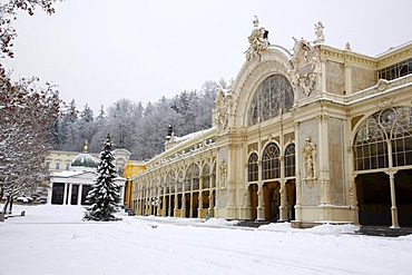 K&iÃ»ovË pramen Cross Spring and cast-iron colonnade, wintery, Marianske Lazne, Czech Republic, Europe