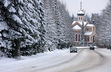 Wintery road traffic, Russian-Orthodox church, Marianske Lazne, Czech Republic, Europe