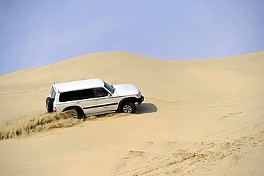 Off-roader Nissan Patrol 4500 Fuel Injection 4x4, driving in sand dunes, Emirate of Qatar, Persian Gulf, Middle East, Asia