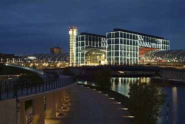 Berlin central station at night, by architects Gerkan, Marg and Partner, with the Spree river and the promenade at the Ludwig-Erhard-Ufer, Tiergarten district, Berlin, Germany, Europe