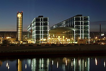 Berlin central station at night, by architects Gerkan, Marg and Partner, with the Spree river and the promenade at the Kapelleufer, Tiergarten district, Berlin, Germany, Europe