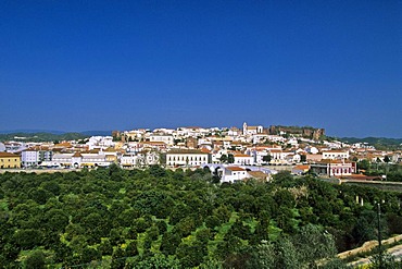 Townscape with Se Catedral de Silves or Silves Cathedral and Castelo dos Mouros castle, Silves, Algarve, Portugal, Europe