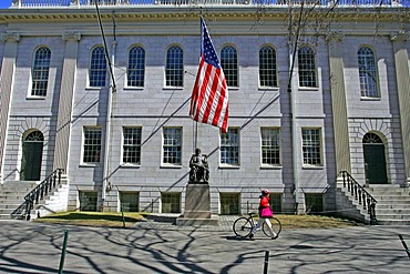 John Harvard statue, Harvard University Yard, Cambridge, Boston, Massachusetts, New England, USA