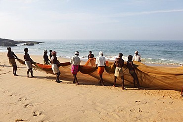 Fishermen laying out a net, beach south of Kovalam, Malabar Coast, Malabar, Kerala, southern India, India, Asia