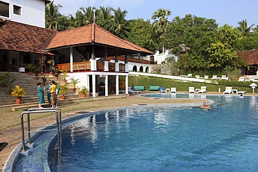 Swimming pool, hotel south of Kovalam, Kerala, southern India, India, Asia