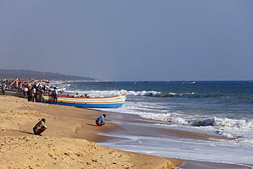 Fishermen prepare for taking their fishing boats out to sea, Somatheeram Beach, Malabarian Coast, Malabar, Kerala state, India, Asia