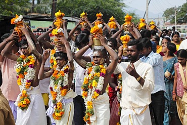 Procession of pilgrims with offerings, Thaipusam festival in Tenkasi, Tamil Nadu, Tamilnadu, South India, India, Asia